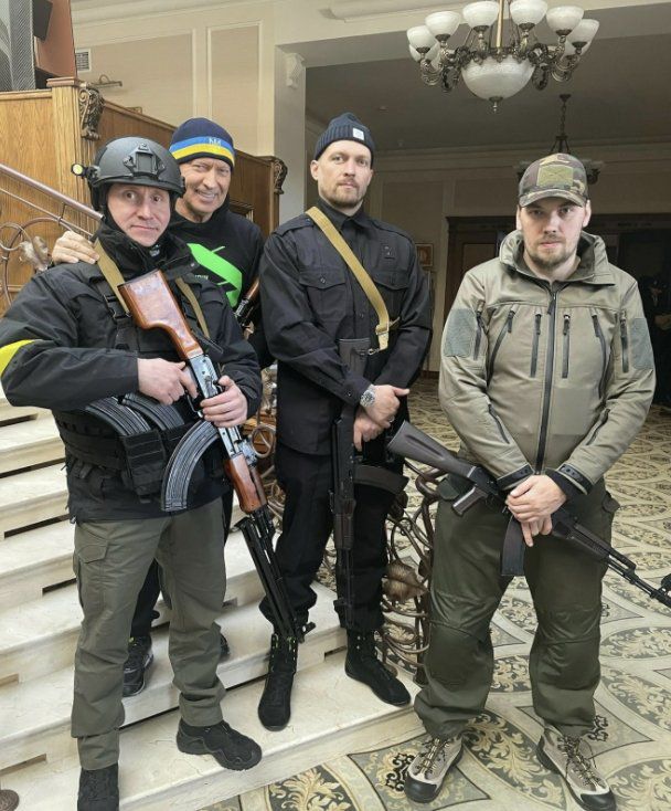 우크라이나 전쟁 참전 당시 우시크(가운데)의 모습. 그는 두달여 동안 수도 키이우를 지켰다. / 우시크 소셜미디어