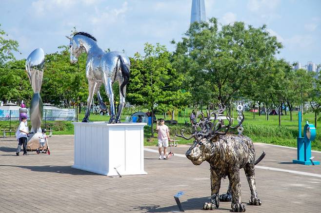 뚝섬한강공원에서 시민들이 2022 한강조각프로젝트 낙락유람 야외 조각작품을 감상하고 있다.