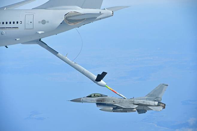 공군 KF-16 전투기가 KC-330 다목적 공중급유수송기로부터 공중 급유를 받고 있다. 공군 제공. 2022.8.18