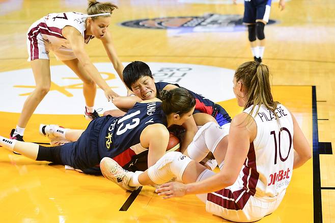 한국의 진안(왼쪽 두번째)과 양인영(세번째)이 뒤엉켜 볼 경합을 벌이고 있다. 대한민국농구협회 제공