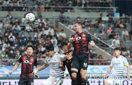 21일 오후 서울 마포구 월드컵경기장에서 열린 K리그1 FC서울과 성남FC의 경기에서 서울 일류첸코가 두 번째 골을 넣고 있다. [연합뉴스]