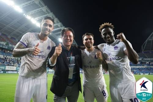 승리 후 기뻐하는 안양 조나탄, 최대호 안양시장, 안드리고, 아코스티.[한국프로축구연맹 제공]