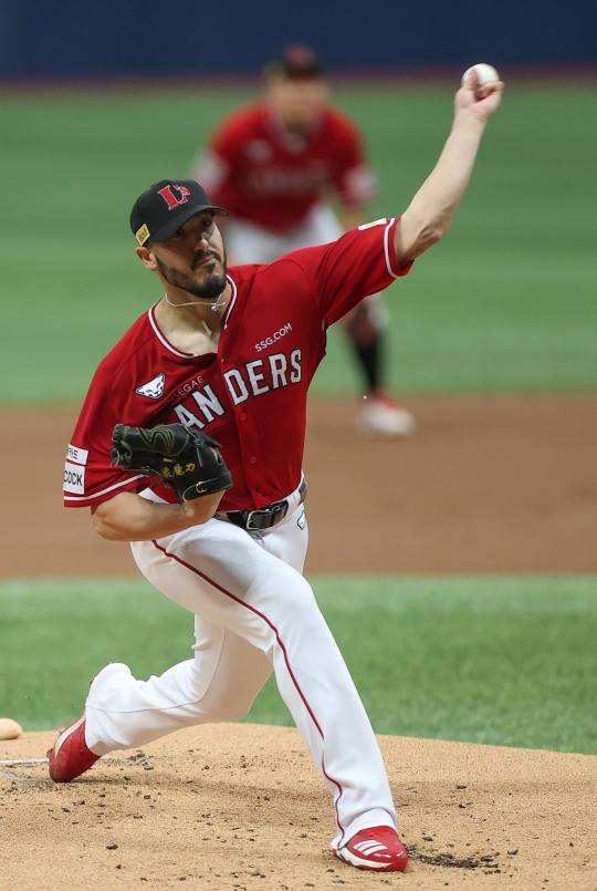 모리만도가 21일 고척 원정경기에서 5게임만에 KBO 리그 입성 뒤 가장 긴 7이닝 무실점투로 3연승으로 선두 SSG 마운드에 힘을 보냈다.[연합뉴스 제공]