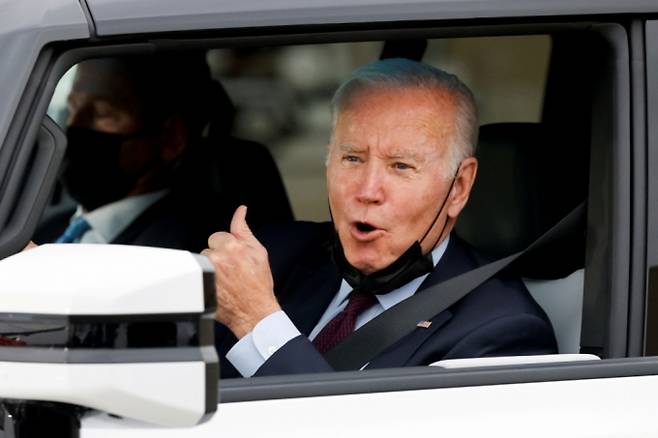 조 바이든 대통령이 제너럴모터스(GM) 공장에서 전기차를 시승하며 엄지 손가락을 치켜 세우고 있다. /ⓒAFP=뉴스1
