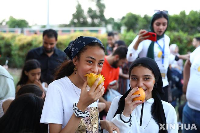 [이스말리아( 이집트)= 신화/뉴시스] 이집트 이스말리아에서 열린 망고축제에 8월19일부터 많은 관광객들과 망고 생산 농가, 거래상 등이 몰려들고 있다.  시식코너에서 망고를 맛보는 어린이들.