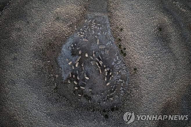 스페인 저수지에서 모습을 드러낸 '과달페랄의 고인돌' 8월 3일(현지시간) 스페인 카세레스주 발데카나스 저수지에서 모습을 드러낸 고인돌 유적. [로이터 연합뉴스 자료사진. 재판매 및 DB 금지]