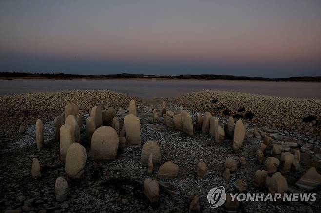 메마른 스페인 저수지에서 모습을 드러낸 '과달페랄의 고인돌' 8월 3일(현지시간) 스페인 카세레스주 발데카나스 저수지에서 모습을 드러낸 고인돌 유적. [로이터 연합뉴스 자료사진. 재판매 및 DB 금지]
