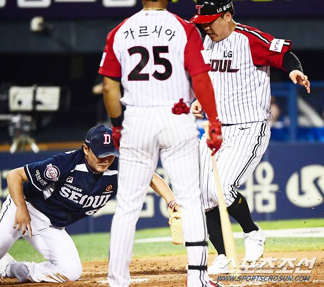 LG 김현수가 8회말 1사 만루에서 가르시아 타석때 폭투를 틈타 홈을 노렸으나 투수 정��원에게 아웃되고 있다.