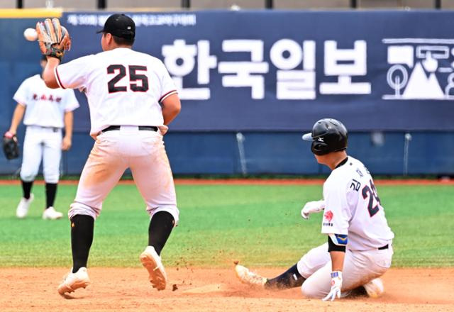 22일 서울 양천구 목동야구장에서 열린 제50회 봉황대기전국고교야구대회 2회전 배재고와 광남고 경기에서 5회초 배재고 첫 타자 8번 김채환이 좌중간 안타로 2루에 진출 세이프되고 있다. 왕태석 선임기자