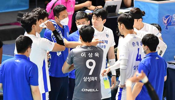 김상우 삼성화재 감독이 22일 열린 2022 순천·도드람컵 대회 남자부 B조 조별리그 상무(국군체육부대)와 첫 경기 타임아웃 도중 선수들과 이야기를 나누고 있다. [사진=한국배구연맹(KOVO)]