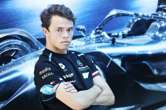 메르세데스-EQ 포뮬러E 팀의 닉 드 브리스 드라이버가 중앙일보와 인터뷰하고 있다. [사진 메르세데스-벤츠]