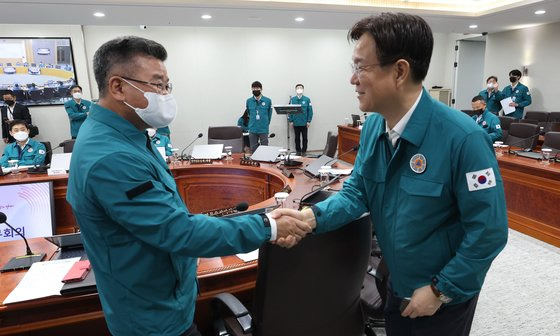 이관섭 대통령실 정책기획수석(오른쪽)이 22일 을지 국무회의에 참석, 유병호 감사원 사무총장과 인사하고 있다. 대통령실 사진기자단