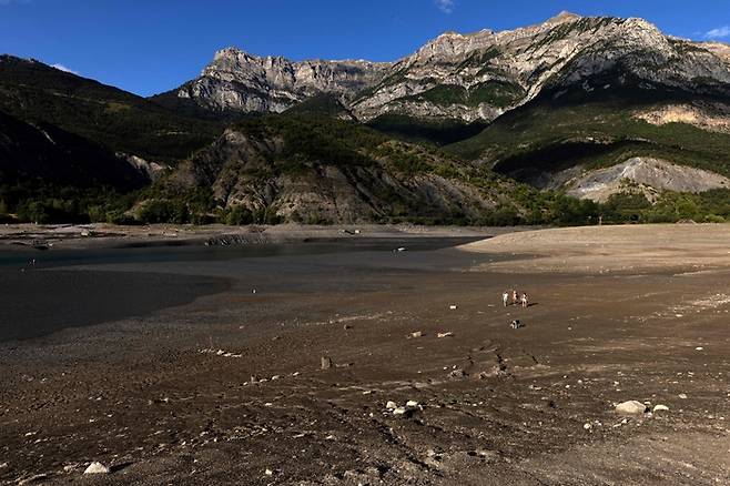 지난 19일 가뭄으로 수위가 14m 줄어든 프랑스 알프스 프루니에르 인근의 호수. |AFP연합뉴스