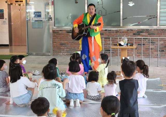 하상길 주예수소망교회 목사가 세종시 대평동에 있는 교회 교육관에서 진행하는 ‘영어 동요 모임’에서 기타를 치며 어린이들과 함께 영어 동요를 부르고 있다. 주예수소망교회 제공