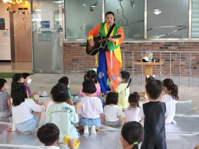 하상길 목사가  주예수소망교회 교육관에서 열린 영어동요모임에서 기타를 치면서 영어동요를 부르고있다. 주예수소망교회 제공