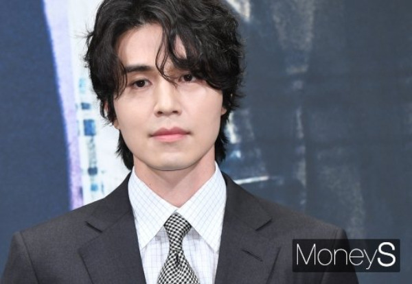 On the 21st, many online communities posted messages that Lee Dong-wook shared while communicating with fans through Universe Private messages.Lee Dong-wook pointed out to a fan who asked for a picture of another actor, Tell them to take a picture (to take a picture) and why do you do it to me, he said.When some fans answered, Do you jealous? Lee Dong-wook said, Its not jealous. I do not know my personality yet. Why should I talk about other actors here?I do not know why I always ask about other actors. Do not say jealousy or jealousy, but I explain it well. He said, I want to come and say good things and laugh with good heart.Im not angry. Im talking because its time to talk about it once, he said. Im not upset. Im talking about basic things.As the conversation spread through the online Community, the netizen responded positively to Lee Dong-wooks remarks.The netizen responded in various ways such as Lee Dong-wook, who points out one by one, is a true adult, I think I know why he likes Lee Dong-wook, What is the concept of telling another actor in a space where he talks with Lee Dong-wook? And responded well.