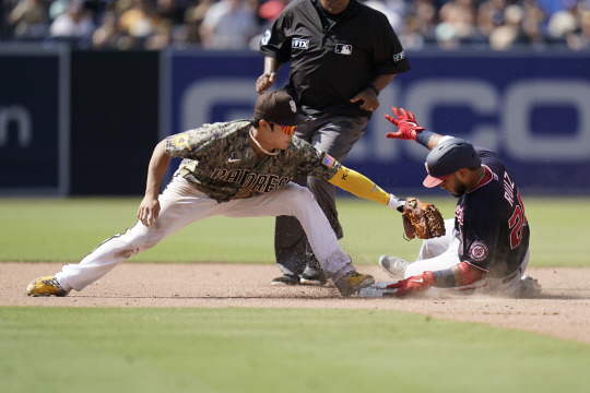 Nationals Padres Baseball : 샌디에이고 파드리스의 김하성이 22일 오전(한국시간) 미국 캘리포니아주 샌디에이고의 펫코파크에서 열린 워싱턴 내셔널스와의 홈경기에서 8회 초 2루타를 때린 케이버트 루이스를 2루에서 태그하고 있다. AP뉴시스