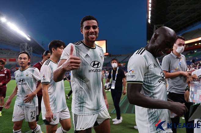 [서울=뉴시스] 조성우 기자 = 22일 일본 사이타마 스타디움 2002에서 열린 2022 아시아축구연맹(AFC) 챔피언스리그 전북 현대와 비셀 고베(일본)의 8강전 경기, 연장전 결승골을 넣은 전북 구스타보가 엄지손가락을 치켜세우고 있다. (사진=프로축구연맹 제공) 2022.08.22. photo@newsis.com *재판매 및 DB 금지