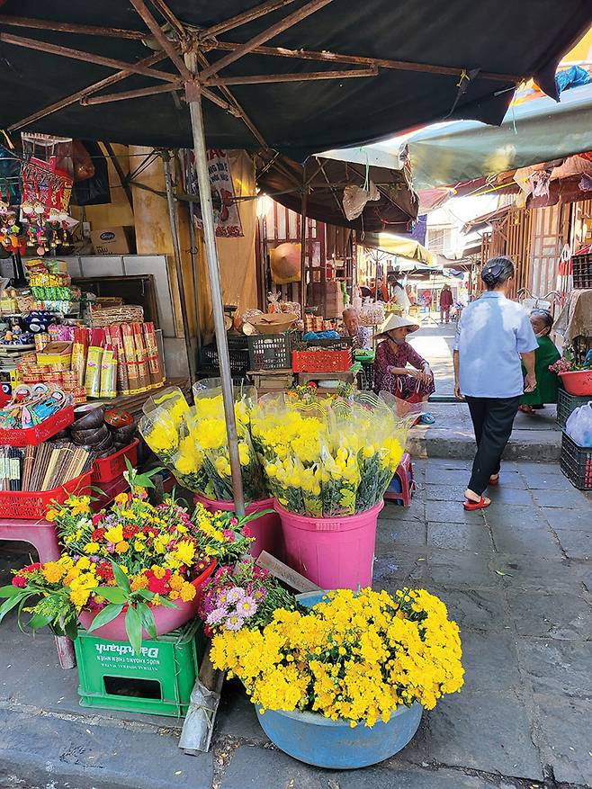 오랜 전쟁의 슬픔을 겪은 국가일수록 꽃가게가 많은 편이다. 다낭과 호이안도 그중에 속한다.