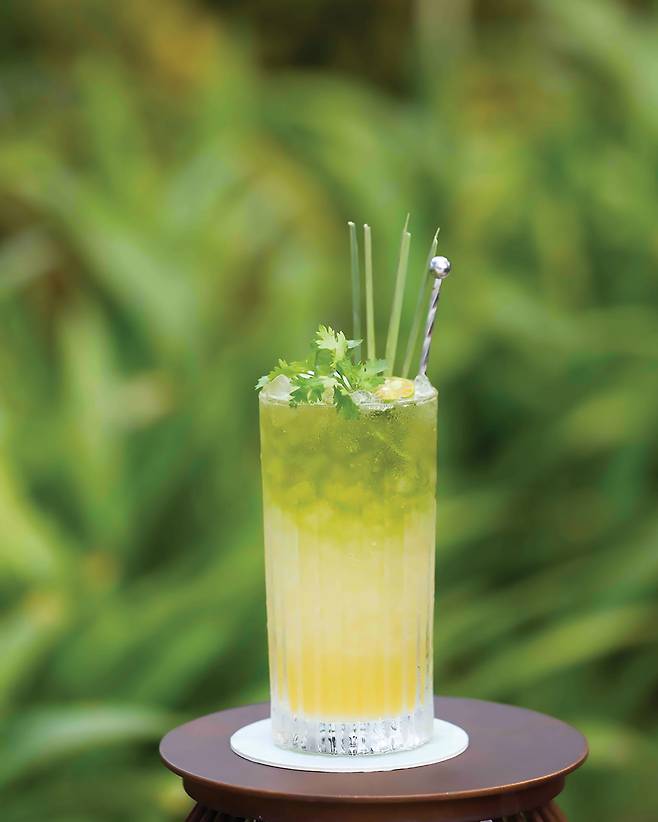 실외 수영장 바로 옆에 위치한 코브Cove는 해질녘의 하늘을 감상하기에 좋다. 파도 소리와 감미로운 음악, 호이안 랜턴의 불빛 아래 열대 음료와 고수를 넣은 칵테일 '모히토'를 즐기며 이국의 밤을 만끽할 수 있다.