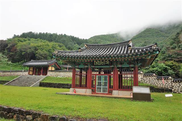 이치 정상에서 금산 쪽으로 내려가면 나타나는 권율장군 이치대첩비각. 내부에 일제강점기 훼손된 대첩비의 일부와 복원한 비석이 나란히 세워져 있다.