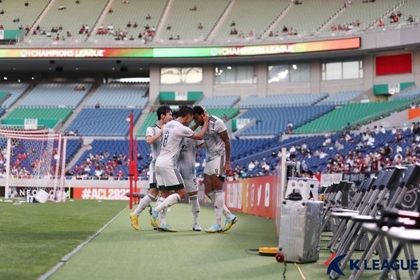 전북 구스타보가 역전골을 넣은 후 골 세리머니를 펼치고 있다. / 사진=한국프로축구연맹 제공