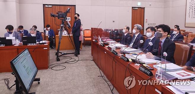 답변하는 한동훈 법무부 장관 (서울=연합뉴스) 하사헌 기자 = 한동훈 법무부 장관이 22일 서울 여의도 국회에서 열린 법제사법위원회 전체회의에서 의원 질의에 답변하고 있다. 2022.8.22 [국회사진기자단] toadboy@yna.co.kr