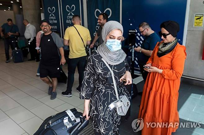 이스라엘 공항을 통해 처음으로 출국한 팔레스타인 주민들. (라르나카 AFP=연합뉴스) 이스라엘 라몬 공항을 통해 처음으로 출국이 허용된 팔레스타인 주민들이 키프로스 라르나카 공항에 도착했다. 2022.8.22. photo@yna.co.kr