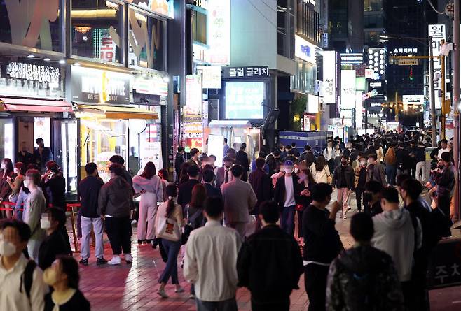 지난 4월 서울 강남역 인근 거리가 저녁을 즐기려는 시민들로 붐비고 있다. 사진은 기사 내용과 관계 없음. (사진=연합뉴스)
