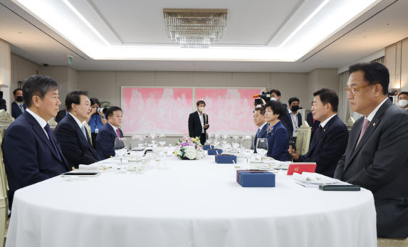 윤석열 대통령이 지난 19일 서울 용산 대통령실 청사에서 열린 21대 국회 후반기 신임 국회의장단 초청 만찬에서 김진표 국회의장과 대화하고 있다. (사진=연합뉴스)