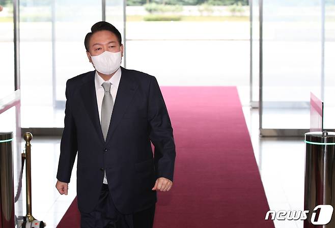 윤석열 대통령이 23일 오전 용산 대통령실로 출근하고 있다. 2022.8.23/뉴스1 ⓒ News1 안은나 기자