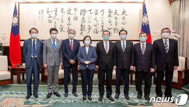 차이잉원 대만 총통이 23일 타이베이 총통관저에서 일본 의원 대표단을 만나 사진 촬영을 하고 있는 모습. 2022.08.26/뉴스1 ⓒ 로이터=뉴스1 ⓒ News1 김민수 기자
