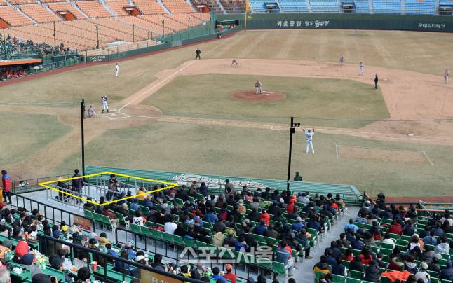 롯데 사직구장. 노란색 줄 쳐져 있는 부분이 휠체어석이다. 스포츠서울DB