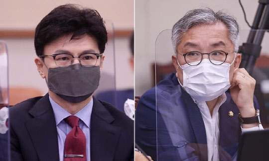한동훈 법무부 장관(왼쪽)과 최강욱 더불어민주당 의원. <연합뉴스>