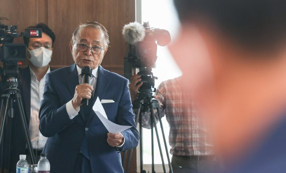 국민의힘 신영균 상임고문단 회장이 23일 서울 여의도 한 식당에서 열린 상임고문단 회의에서 인사말을 하고 있다. 사진=서동일 기자