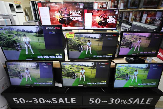 지난달 21일 서울의 전자상가 TV 매장에 세일 문구가 적혀 있다. 뉴스1