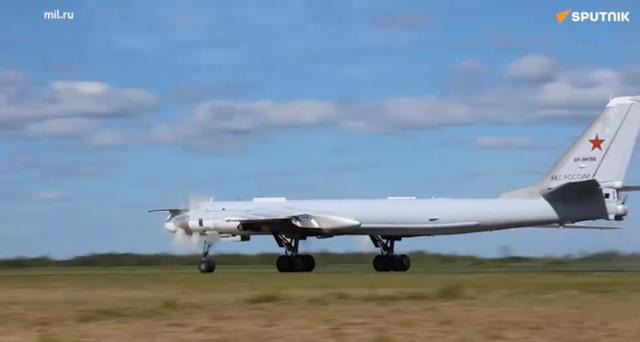 23일 러시아 국방부가 보도자료와 함께 공개한 영상 속 러시아 전략폭격기 Tu-95MS. 러시아 국방부 제공 영상 캡처