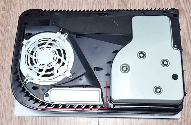 커버를 벗기면 M.2 SSD 슬롯이 모습을 드러낸다