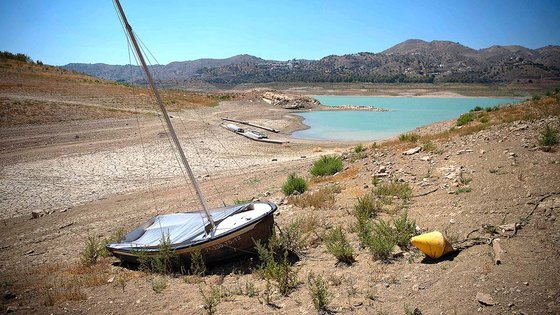 지난 18일 스페인 말라가 지방 라비누엘라 저수지가 오랜 가뭄으로 말라버렸다. 전문가들은 인간 활동으로 인한 기후 변화가 폭염, 가뭄, 산불과 같은 극한 기상 현상의 강도와 빈도를 높이고 있다고 말한다. AFP=연합뉴스