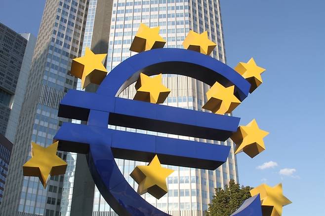독일 프랑크푸르트에 위치한 유럽중앙은행(ECB) 외부에 유로화를 상징하는 조형물이 전시돼있다. 프랑크푸르트/신화연합뉴스