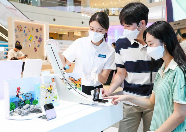 서울 영등포 타임스퀘어 갤럭시 스튜디오에서 방문객들이 갤럭시 Z 플립4 의 플렉스 캠을 체험하고 있다. 삼성전자 제공