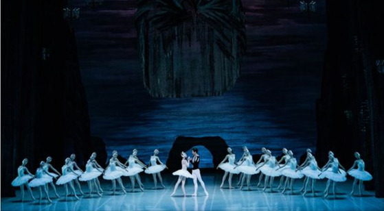 The Korean National Ballet's ″Swan Lake,″ which uses choreographer Yuri Grigorovich's version,″ will be back at the Seoul Arts Center, southern Seoul, in October. [KNB]