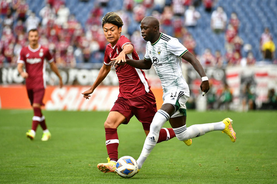 Jeonbuk Hyundai Motors' Modou Barrow, right, fights for the ball with Vissel Kobe's Yutaro Oda during an AFC Champions League quarterfinal match between Vissel Kobe and Jeonbuk Hyundai Motors in Saitama on Monday. [AFP/YONHAP]