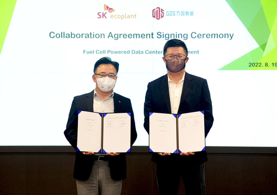 Park Kyung-il, left, SK ecoplant CEO, and William Wei Huang, GDS CEO, pose for a photo during a collaboration agreement signing ceremony held on Friday in Jongno District, central Seoul. [SK ECOPLANT]