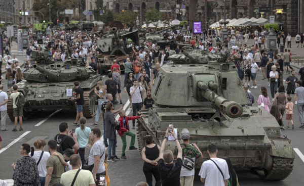 20일(현지시간) 우크라이나 키이우 시민들이 거리에 전리품으로 전시된 러시아 군용 차량을 구경하고 있다. 키이우 시내에서 파괴된 러시아군의 전차와 병력 수송 차량 등이 전시돼 많은 시민과 아마추어 사진가들의 관심을 끌었다. AP뉴시스
