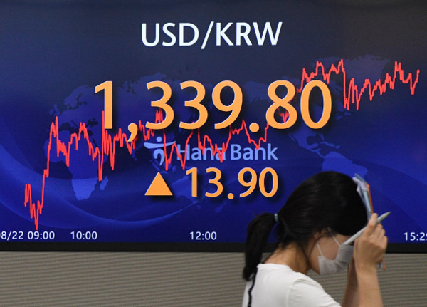 22일 서울 중구 하나은행 명동점 딜링룸 전광판에 원·달러 환율이 전 거래일보다 13.9원 오른 1,339.80으로 나타내고 있다. 이한형 기자