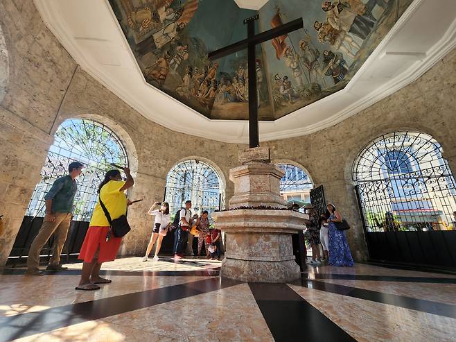 마젤란십자가를 보관한 전각에 가면, 가톨릭무당 이라는 독특한 풍경을 접한다.