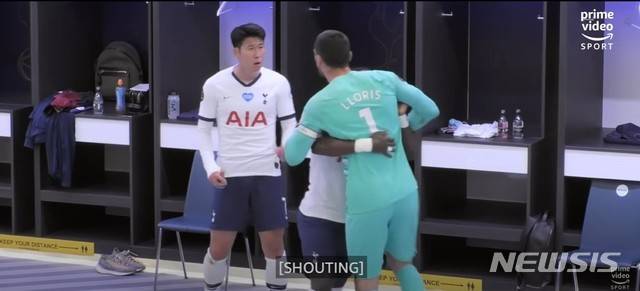 [서울=뉴시스]손흥민의 소속팀 토트넘의 다큐멘터리 'All or Nothing(모 아니면 도)'을 제작한 아마존 프라임 비디오는 지난 11일(한국시간) 예고편을 통해 7월7일 에버턴전 하프타임에 벌어진 손흥민과 위고 요리스의 이야기를 전했다. 다른 선수들과 달리 손흥민의 발언만 'shouting(소리침)'으로 지문 처리해 인종차별 논란이 불거졌다. (사진 = 아마존 프라임 비디오 유튜브 캡처)