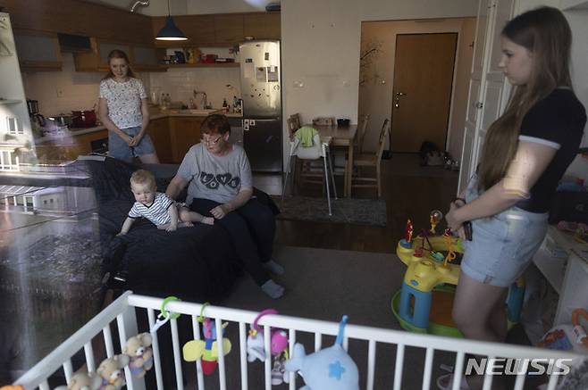 [프루즈코프(폴란드)= AP/뉴시스] 폴란드에 피난와서 6개월째 살고 있는 우크라이나 일가족.  타이시아 모크로주브(왼쪽)과 11개월된 아기를 돌보고 있는 타이시아의 모친,  오른 쪽은 조카이며 모두가 언제 귀국할지 알 수 없는 상태에서 고국을 그리워하고 있다.