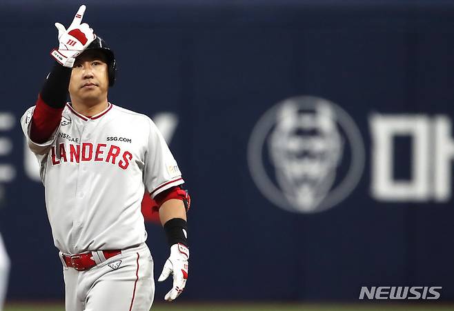 [서울=뉴시스] 정병혁 기자 = 4일 서울 구로구 고척스카이돔에서 열린 2022 KBO 리그 키움 히어로즈 대 SSG 랜더스의 경기, 8회초 1사 주자 1루 상황, SSG 김강민 좌중간 안타를 친 뒤 기뻐하고 있다. 2022.08.04. jhope@newsis.com